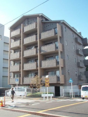 クラージュＫＡＭＡＫＵＲＡＹＡの建物外観