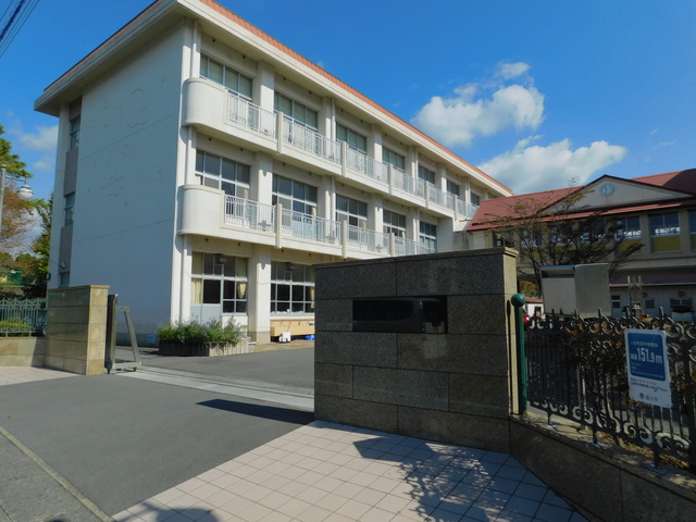 小学校　富士市立神戸小学校（小学校）まで554m