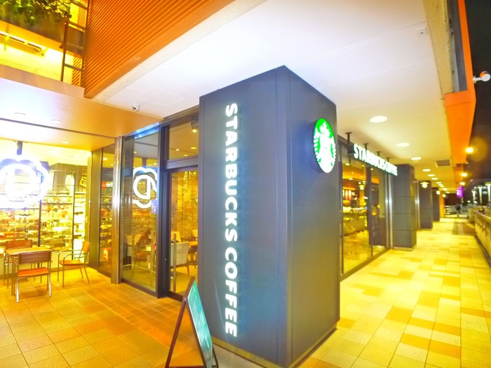飲食店　スターバックスコーヒー（飲食店）まで832m