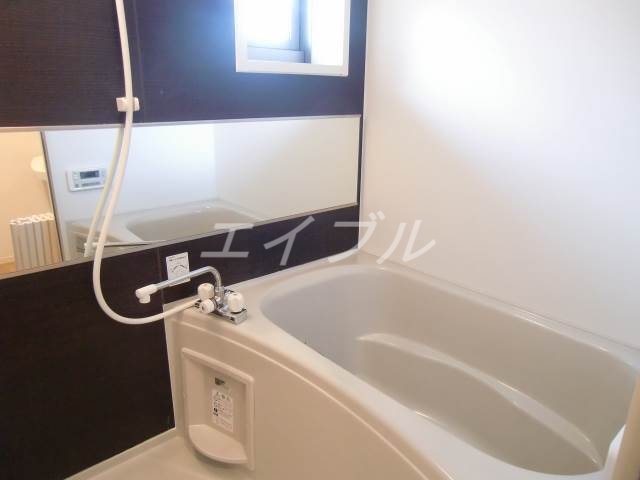 バス・シャワールーム　お風呂に窓ついています