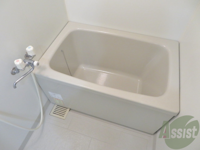 バス・シャワールーム　こちらはお風呂。一日の疲れをここで癒してください。