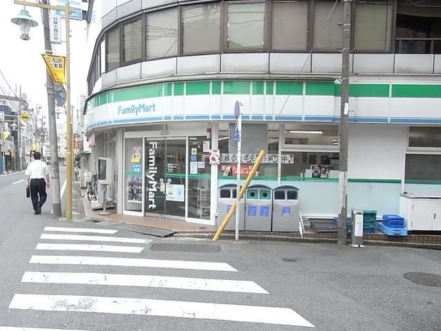 コンビニ　ファミリーマート（コンビニ）まで320m