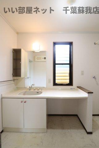 洗面設備　明るい洗面所です