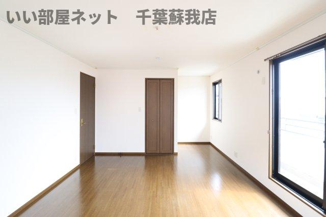 その他部屋・スペース　開放的な寝室です