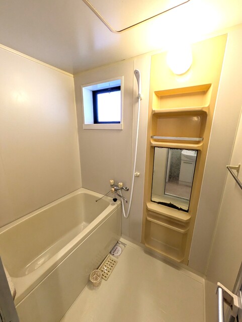 バス・シャワールーム　☆バスルームに窓があり換気に◎☆