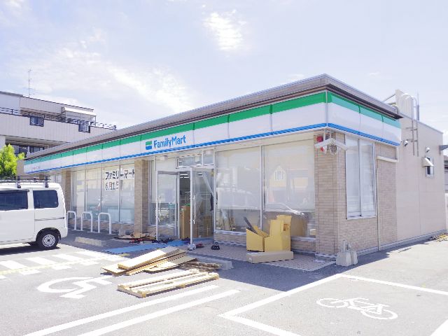 コンビニ　ファミリーマート 香芝真美ヶ丘二丁目店（コンビニ）まで283m