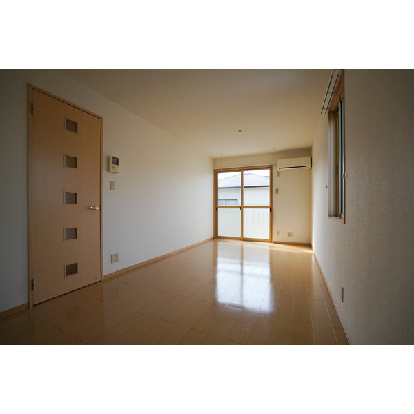 居室・リビング　同じ建物の別のお部屋