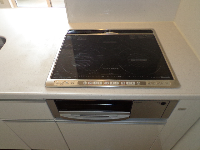キッチン　ＩＨ３口コンロ