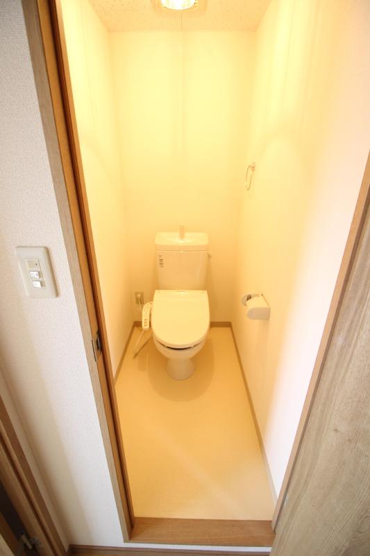 トイレ　温水洗浄便座トイレ　上部に収納あり