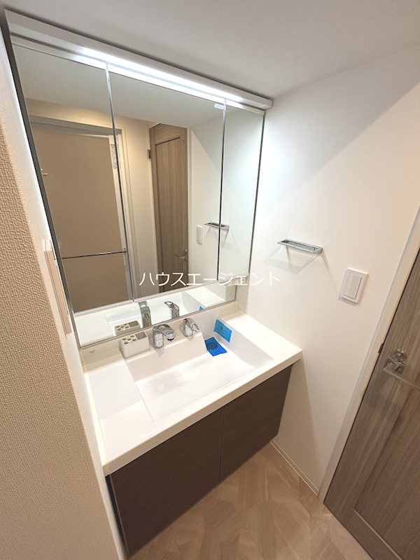 洗面設備　独立洗面台で身だしなみバッチリ。