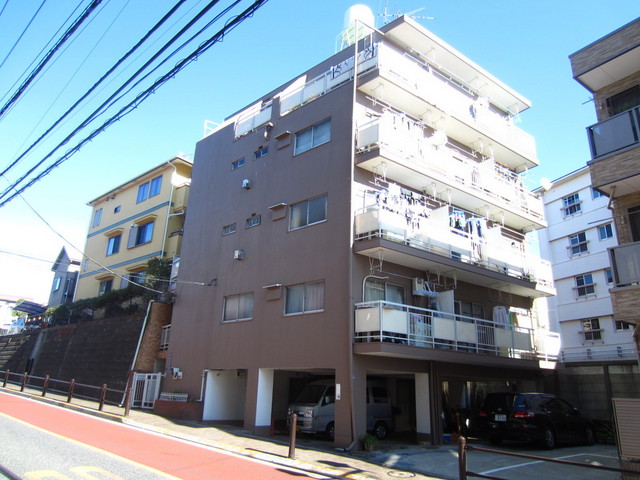 建物外観　ゲーテの小径沿いの存在感ある建物♪