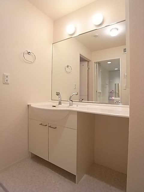 洗面設備　独立洗面台あり、毎朝おしゃれに忙しい女性の方におすすめです