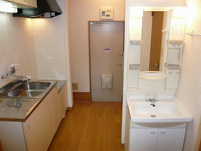 洗面設備　キッチンスペースの一角に洗面台あります。レンジフード。