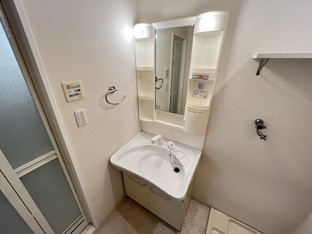 洗面設備　ゆったりとスペースのある洗面所