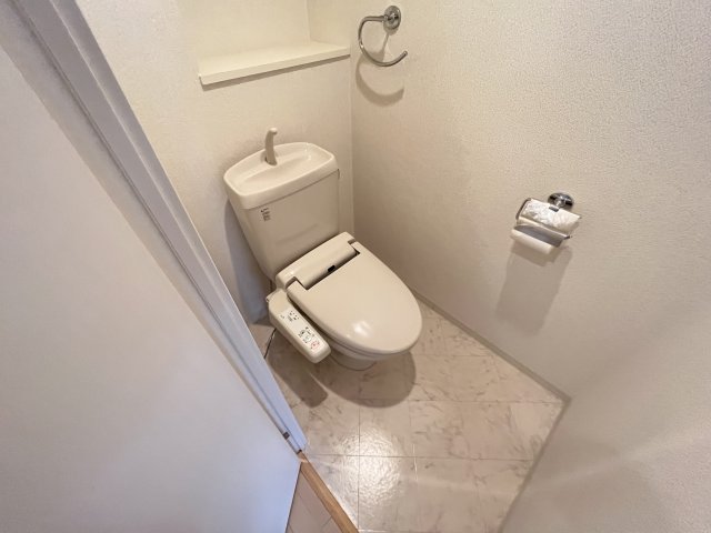 トイレ　落ち着いた色調のトイレです