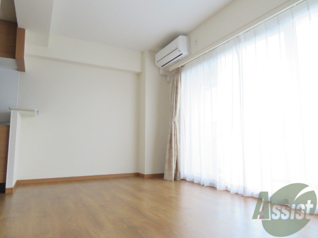 居室・リビング　１１帖の洋室です。広々として、きれいですね。