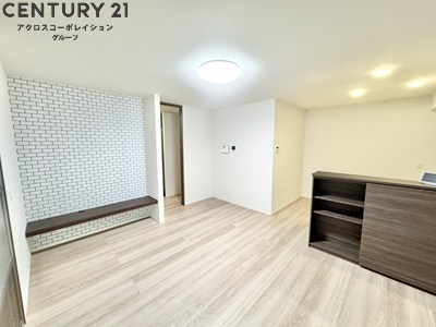 居室・リビング　床の色味が明るいので、お部屋全体も明るい印象になります♪