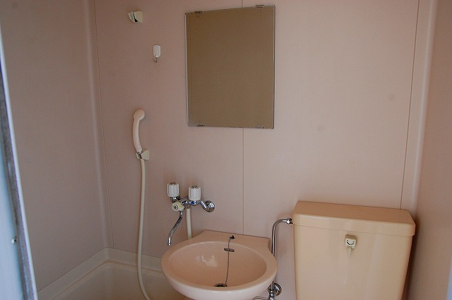 バス・シャワールーム　コンパクトで使いやすいお風呂です