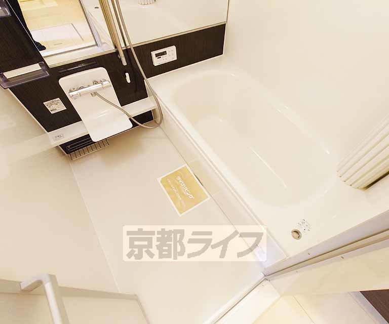 バス・シャワールーム　ゆとりのあるバスルームです。