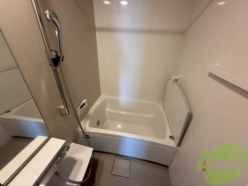 バス・シャワールーム　浴室は追い焚き給湯、浴室乾燥機付きですよ。