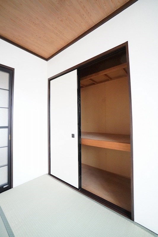 収納　押入れ付きで布団も楽に収納可能です。