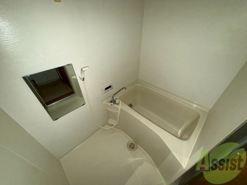 バス・シャワールーム　浴室は肩まで浸かれるくらいの深さがありました。