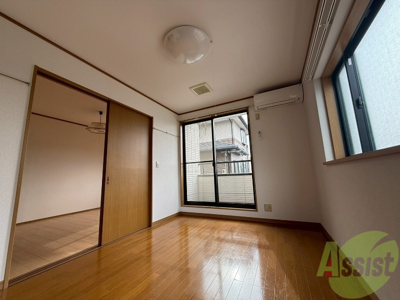 居室・リビング　リビングは６帖の洋室です。家具の配置をイメージしてください。