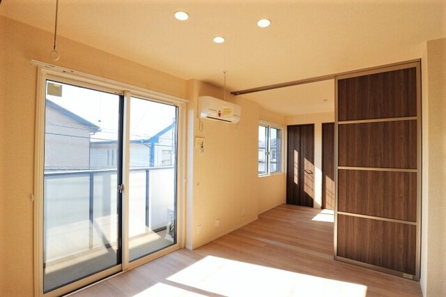 居室・リビング　リビングから洋室