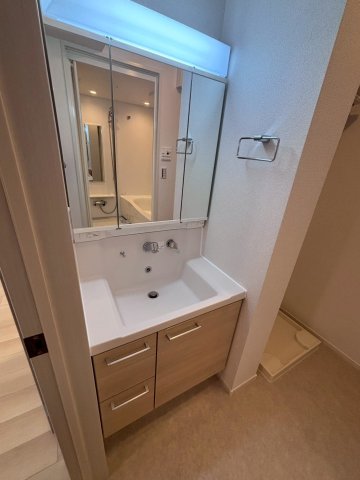 洗面設備　ゆったりとスペースのある洗面所