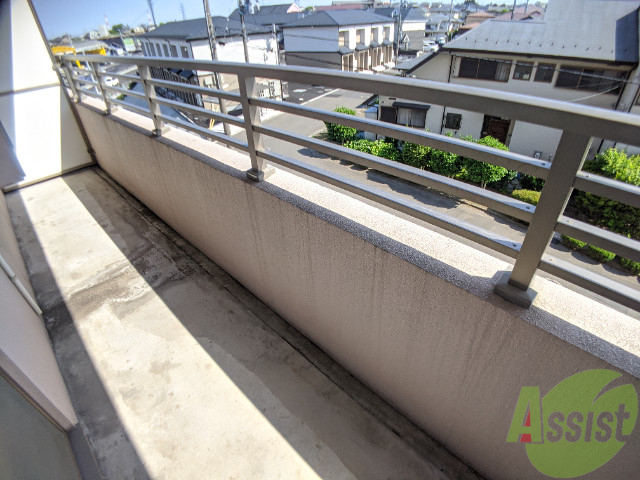 バルコニー　バルコニー。洗濯物がはかどりそうな広さがありますよ。