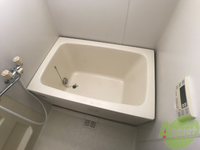 バス・シャワールーム　浴槽は深さもあるので、体の芯まで温まります。