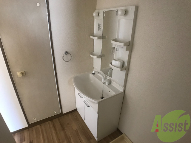 洗面設備　洗面台はとても大きいので、朝の身支度を円滑にできそうです。