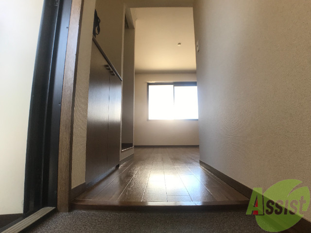 玄関　玄関から入り少し歩くとリビングに出る為、すぐ休めますね。