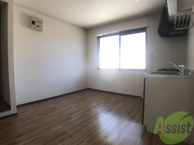 居室・リビング　リビングは広く、日当たり良好でリラックスできます。