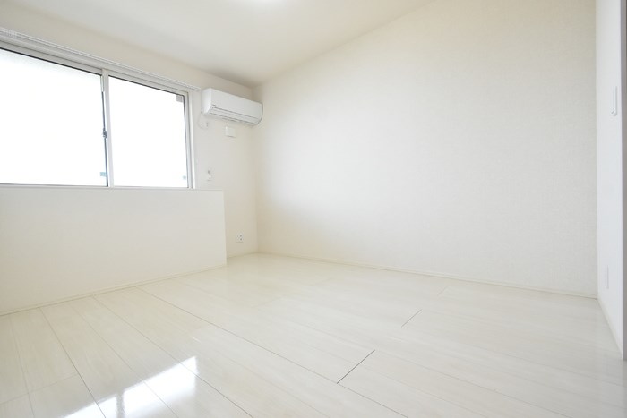 その他部屋・スペース　白を基調としたオシャレな内装の6帖洋室はエアコン完備で寝室と