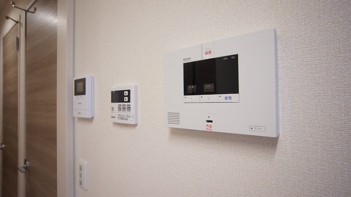 セキュリティ　モニタ付きインターフォンで来訪者の確認も安心