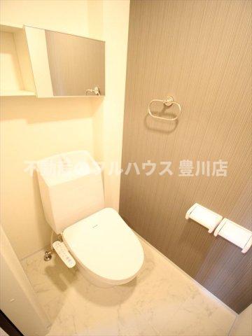 トイレ　写真は同型タイプ別物件