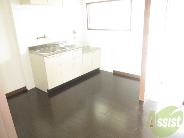 居室・リビング　フローリングの色がいいでしょ。ピカピカしています。