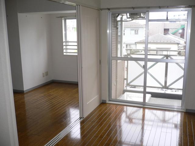 居室・リビング　日当り良好で明るい居間と洋室