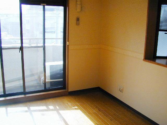 居室・リビング　同物件別号室