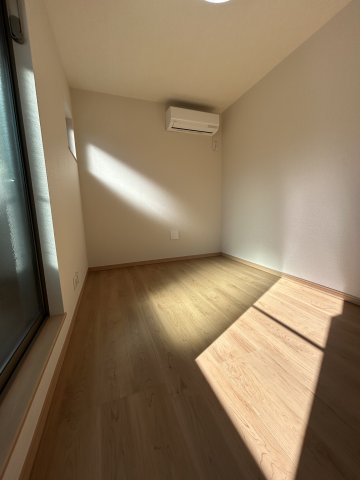 居室・リビング　エアコン完備の洋室