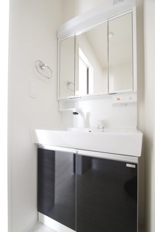 洗面設備　独立洗面化粧台が付いています