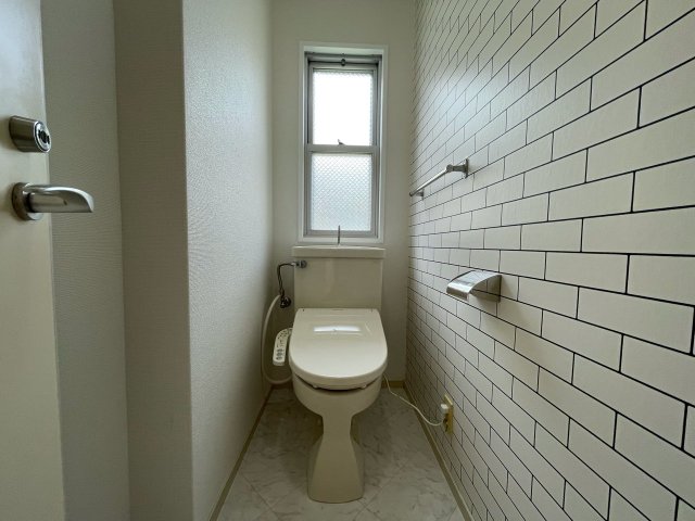 トイレ　窓付きのトイレで換気に便利です☆