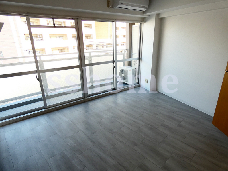 居室・リビング　洋室6.5帖☆窓が大きくってとっても明るいですね☆