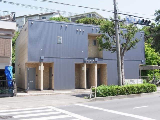建物外観　建物左に原付き駐輪可