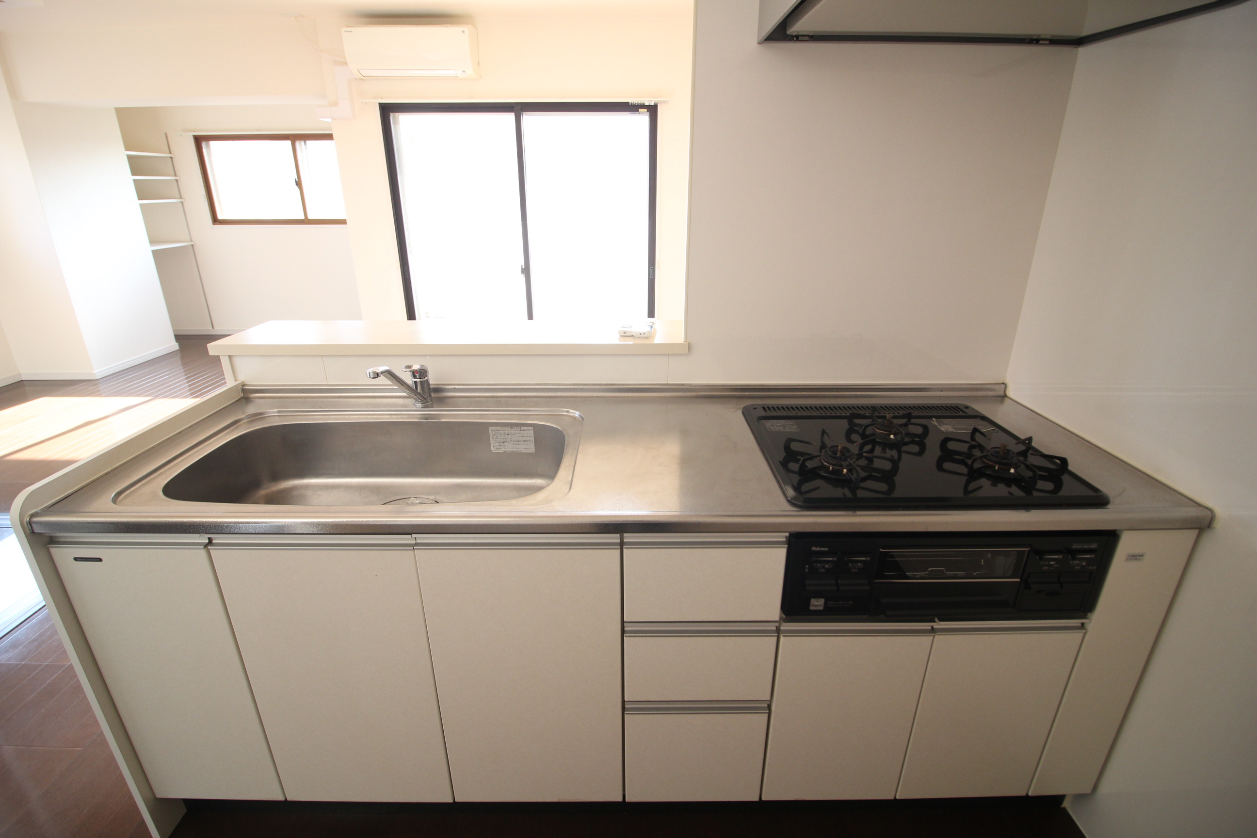キッチン　3口コンロ付きのキッチンです！充分な調理スペースです！