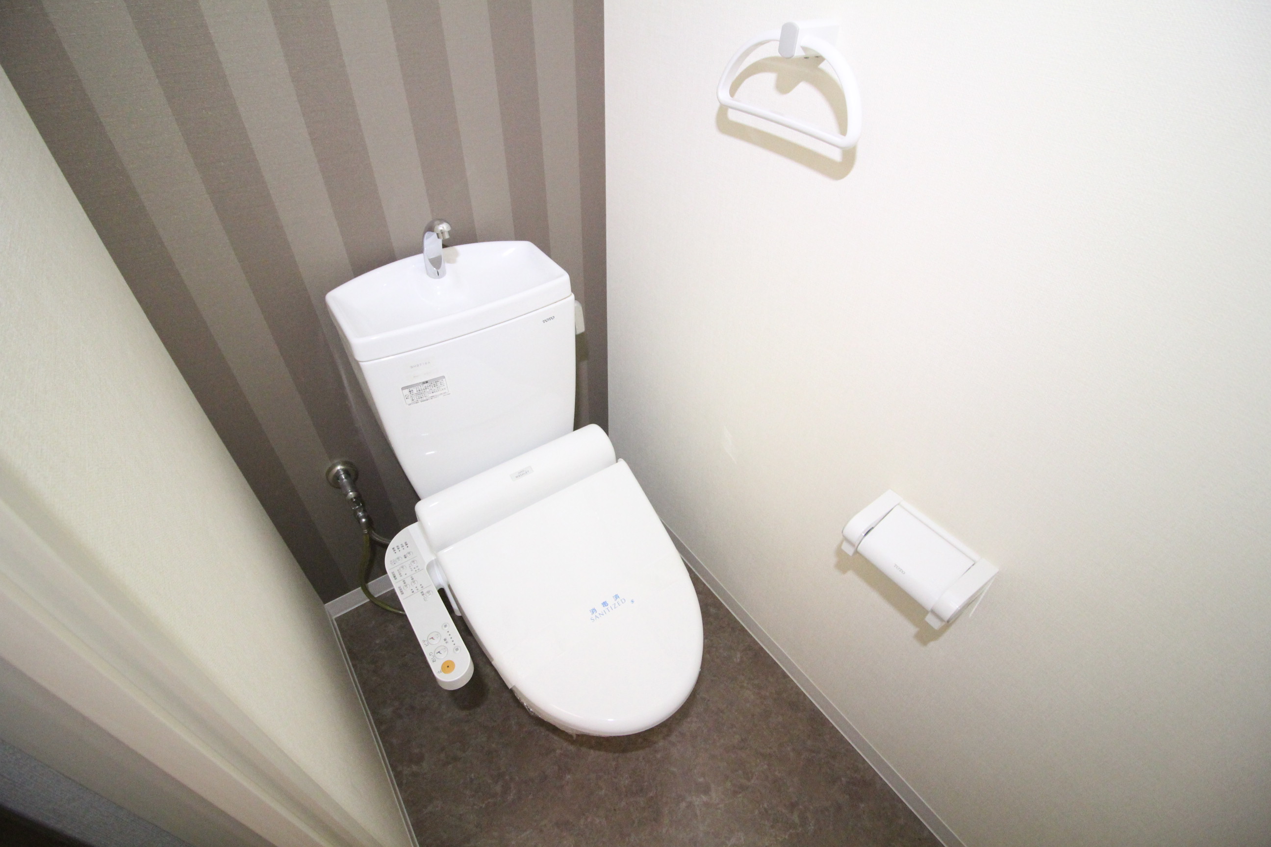 トイレ　温水洗浄付きトイレです！