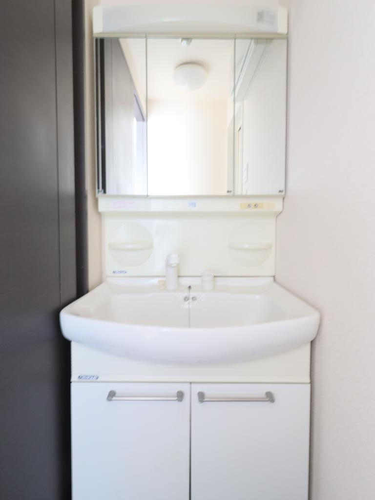 洗面設備　三面鏡付き洗面化粧台