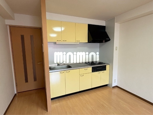 玄関　玄関ポスト付きの広々とした玄関です。