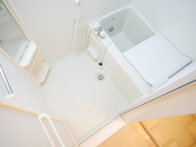 バス・シャワールーム　★鏡付の清潔感のあるバスルームです★